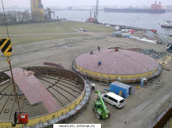 capacul tancului construit la sol. poze tancuri de petrol -amsterdam 2011