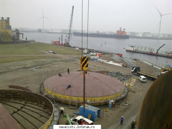 capacul tancului construit la sol. poze tancuri de petrol -amsterdam 2011
