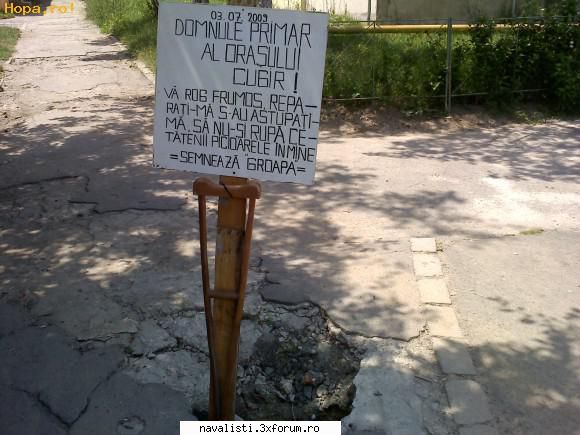 Poze haioase. - O groapa suparata - SA MAI RADEM...DESPRE CE  SE  MAI INTAMPLA IN ROMANIA!!!